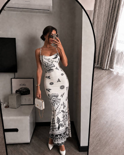 Femme portant la robe maxi imprimé totem noir et blanc Amoura