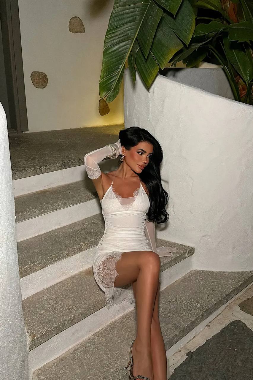 Robe mini halter dentelle noire portée de face Amoura