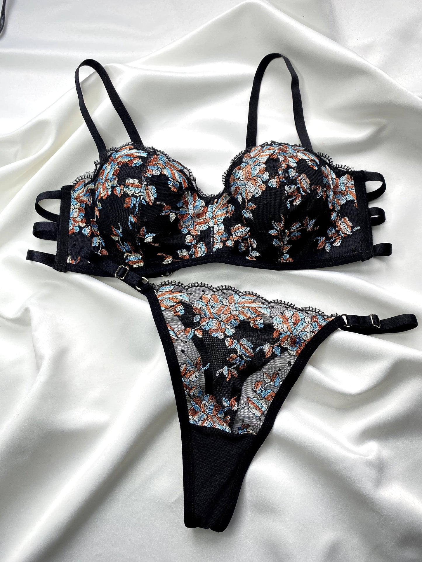 Flora™ | Ensemble Lingerie à Broderie Florale avec String